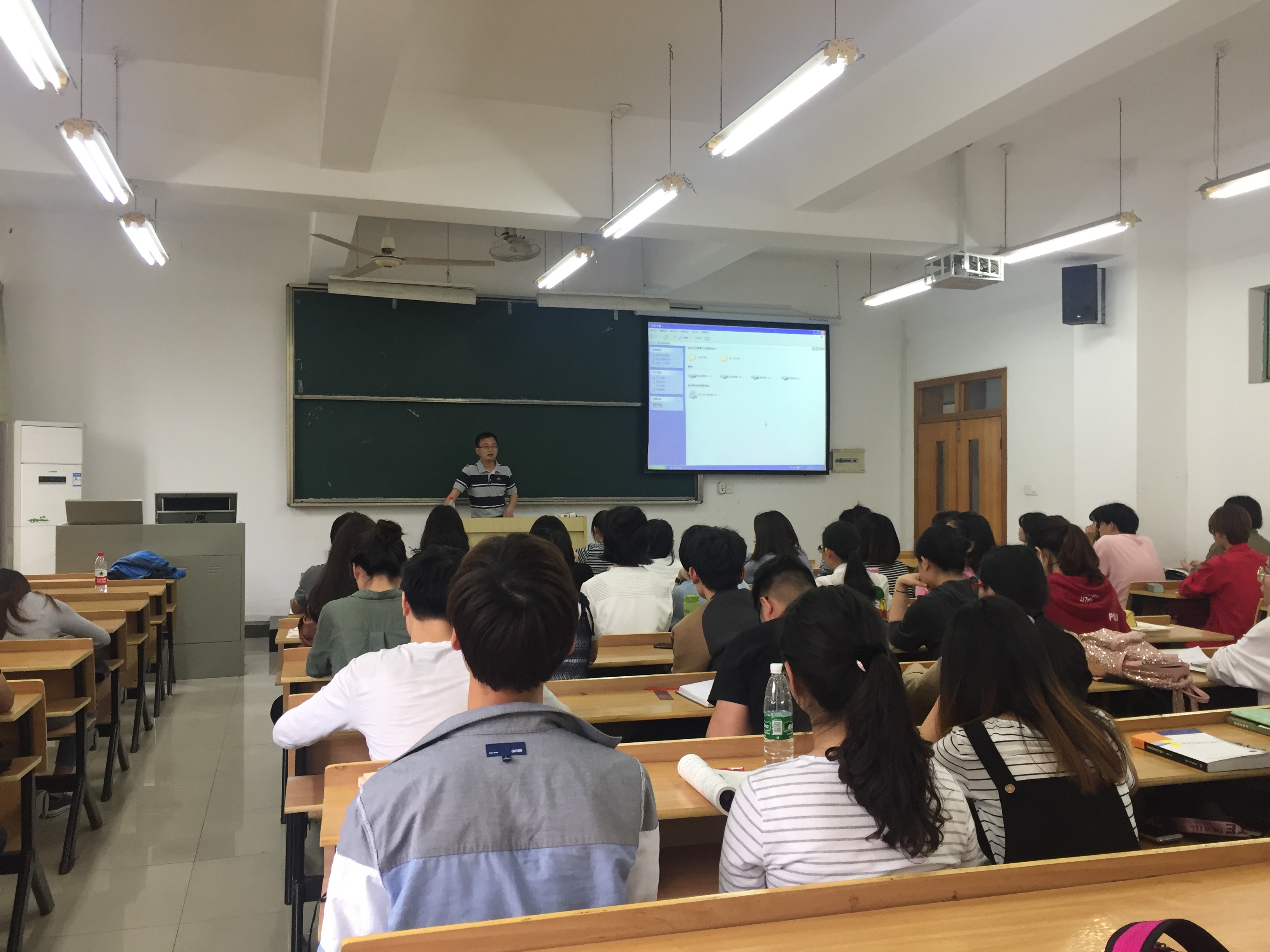 《江西晨报》编委杨鸣来我院授课_学院新闻_文法学院 - 南昌航空大学