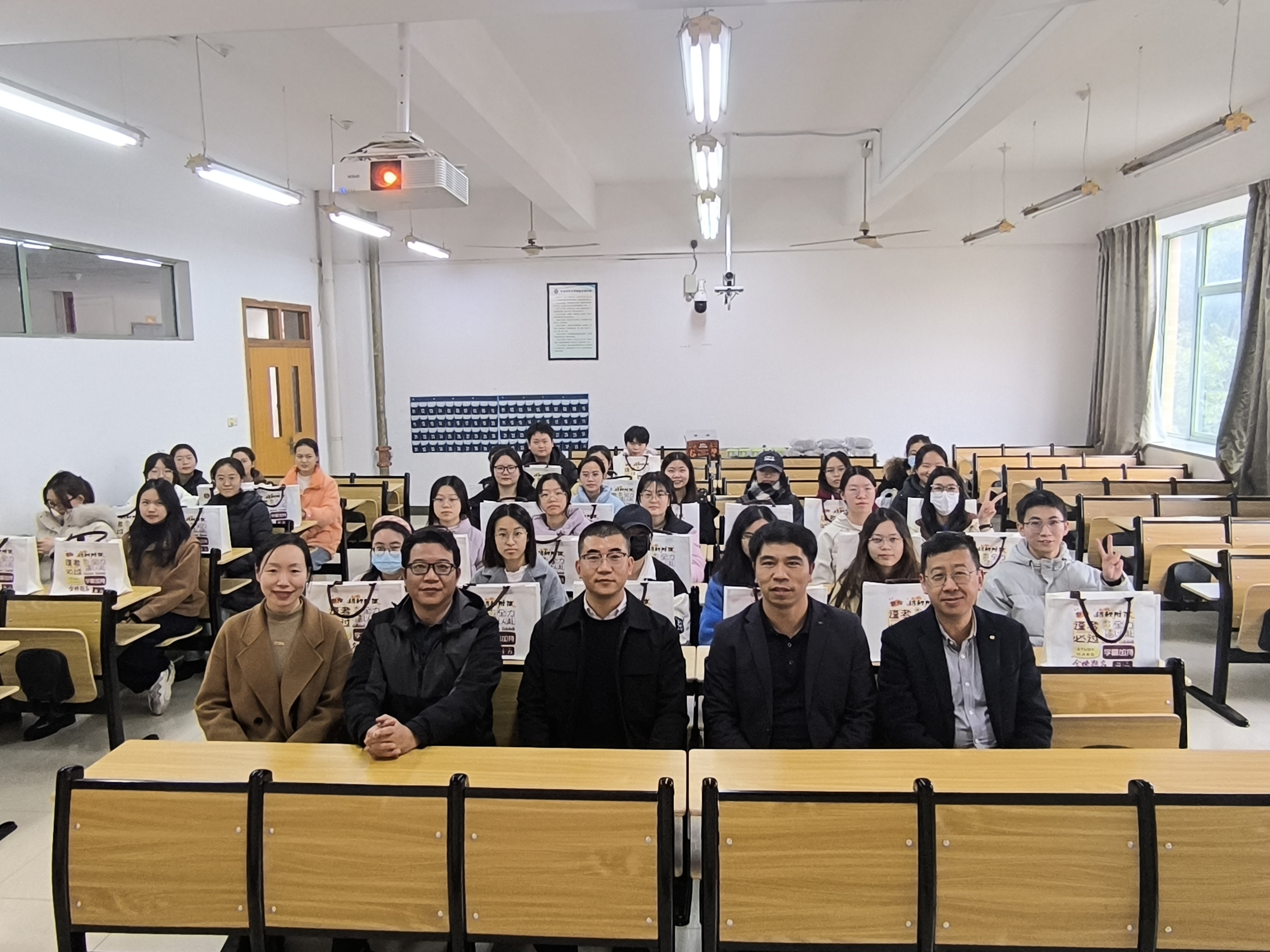 文法学院开展“考研送温暖”活动