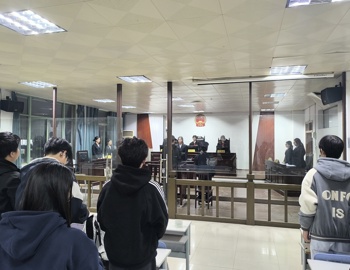 文法学院开展模拟法庭活动