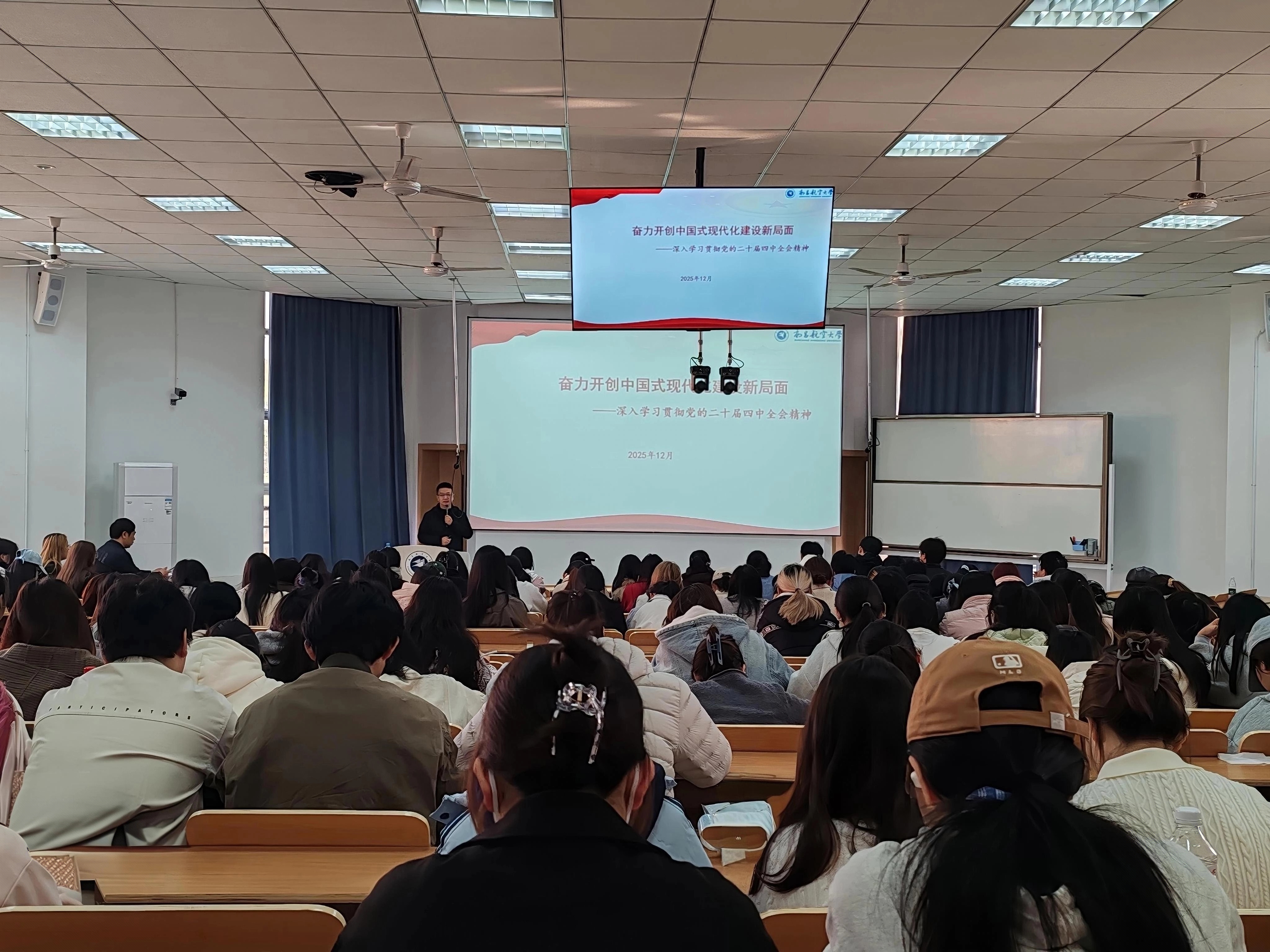 马克思主义学院晏朝飞教授给同学授课3