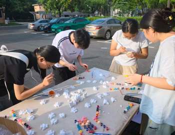 文法学院开展“逐光而行，市集相逢”青春市集活动