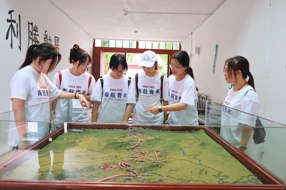 实践队员讨论秋收起义路线