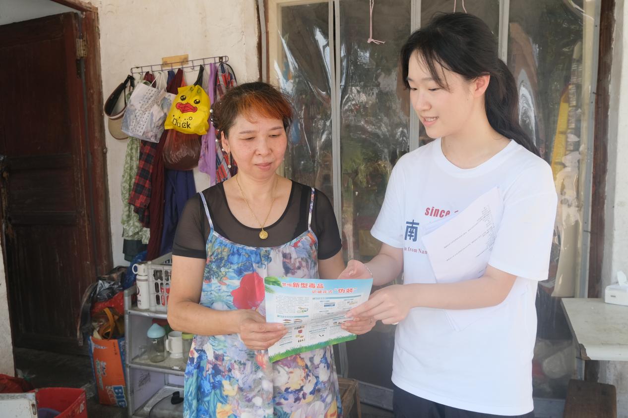实践队员发放法治宣传册