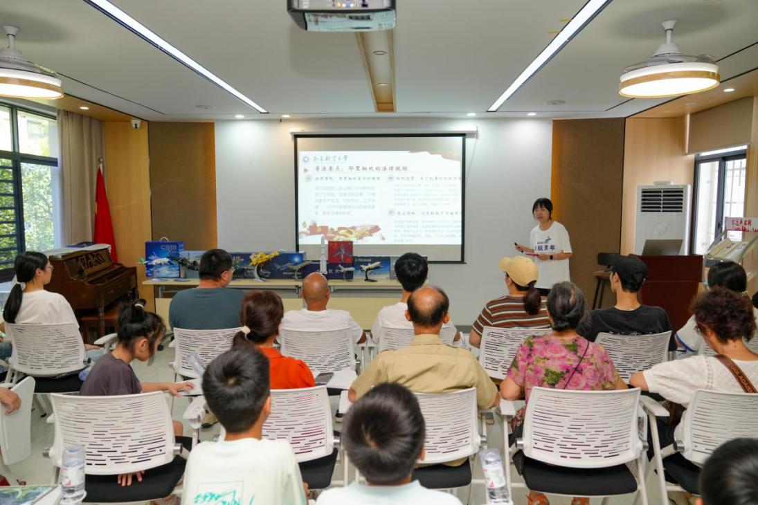 实践队员在北桥外社区进行普法宣讲