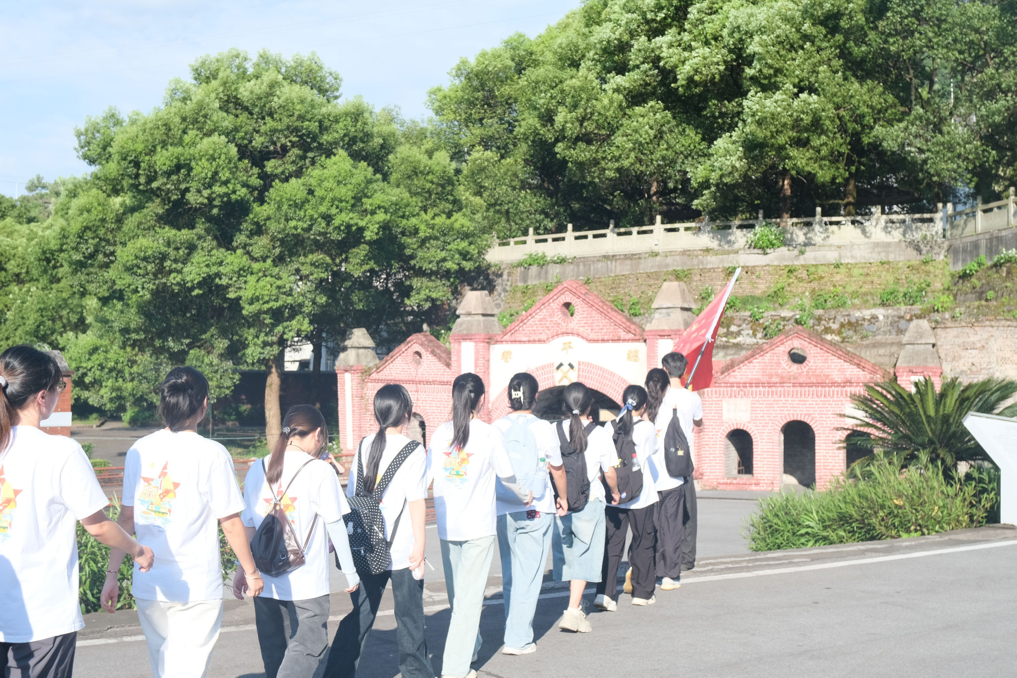 实践队前往安源总平巷旧址参观