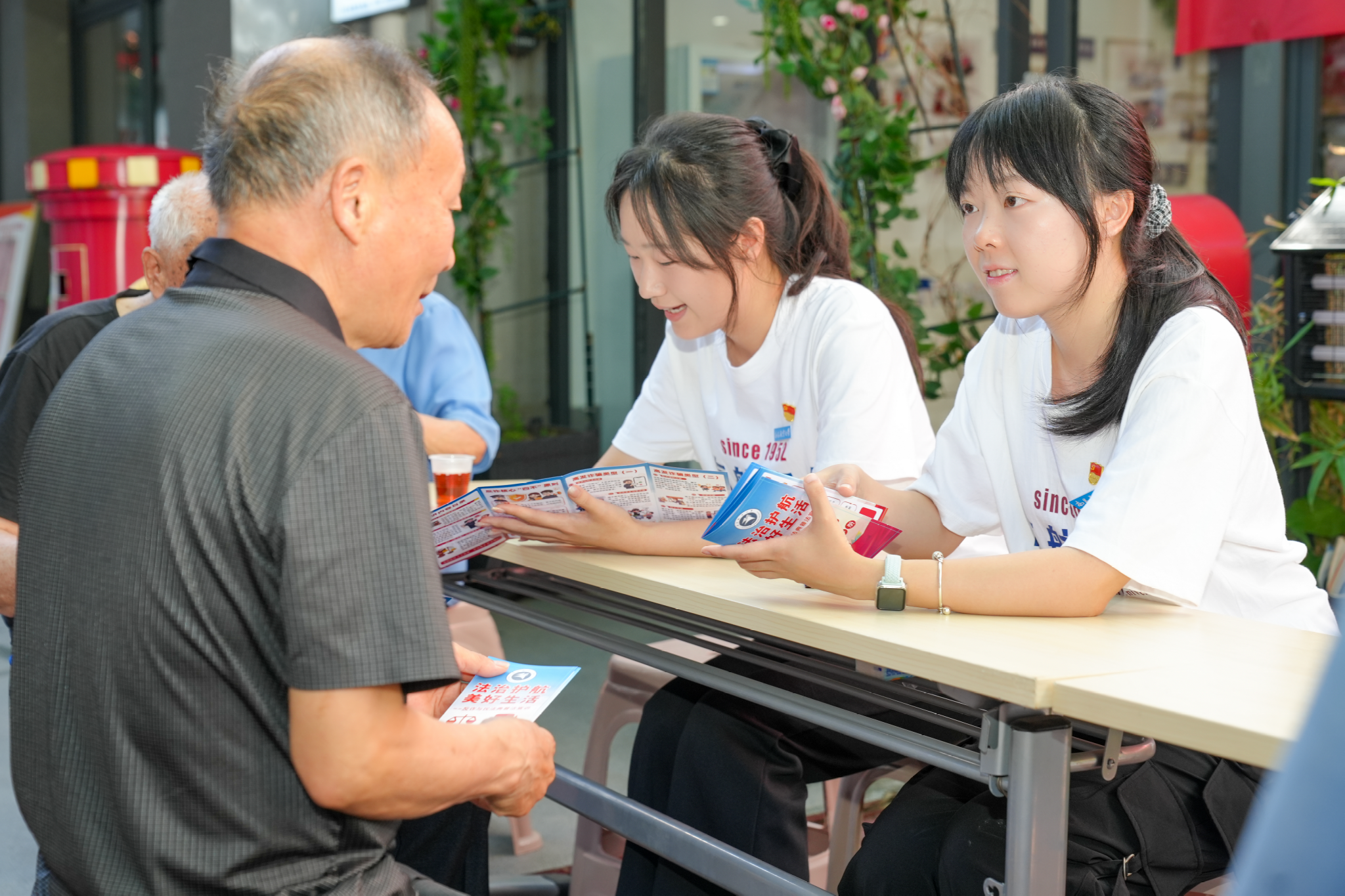 实践队员在北桥外社区与居民进行法律讲解