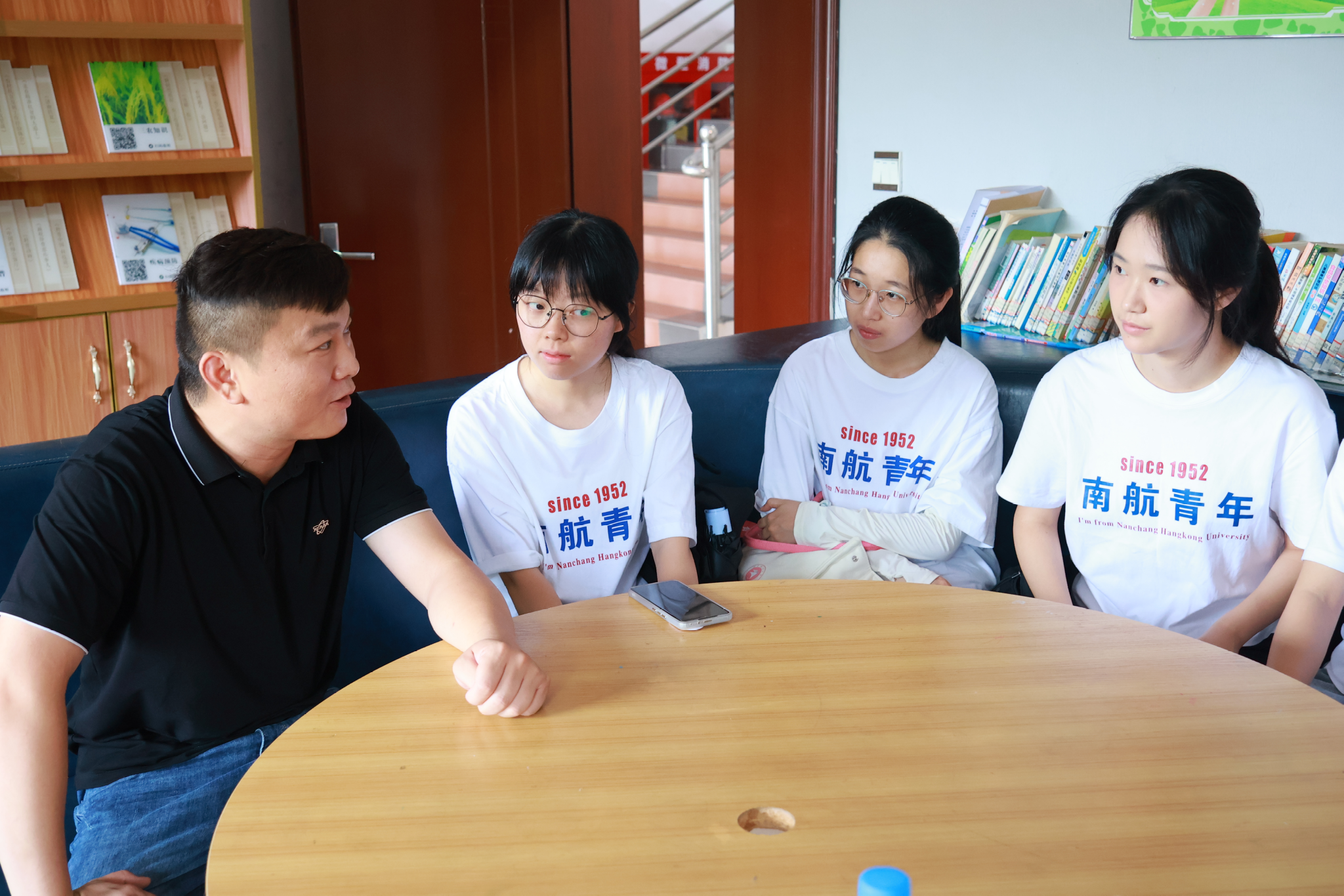 实践队与里善村党总支委员邓林座谈交流